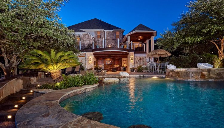 Holotes Home Gets Resorts ick Backyard与年长的翻新,增加了两个户外甲板和露台