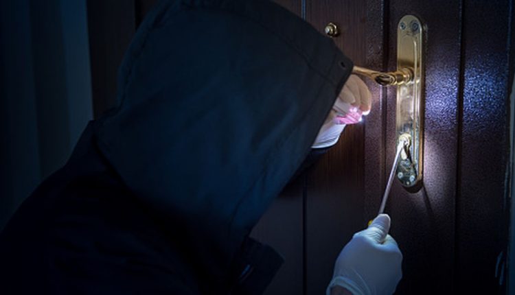 北斯塔福德郡的房主发现三个男人“带着工具”在他们的车道上