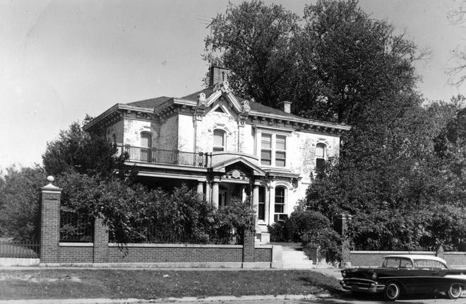 位于东百老汇316号的帕蒂/塔布斯公馆(Pattee / Tubbs Mansion)在1964年被拆除,为沃菲尔德庄园公寓(Warfield Manor Apartments)让路。