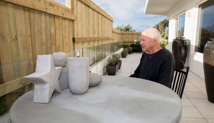 爱游戏手球篱笆建造商大卫·沃姆斯利在法庭上说，他不需要考虑邻居