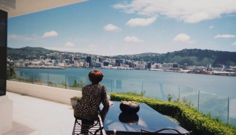 围栏已经消失，但在惠灵顿邻国的法庭佐贺宫仍然是一种不公正