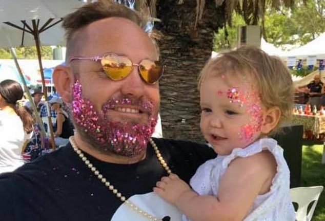 Preston Ellis说，Aurora（右）在她的生命缩短之前是一桶厄运