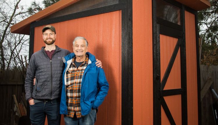 大流行项目：父亲和儿子队的棚子，甲板修理