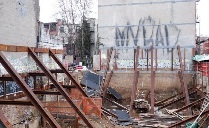 卡洛尔花园建筑工地的夹板围栏骤然坠落