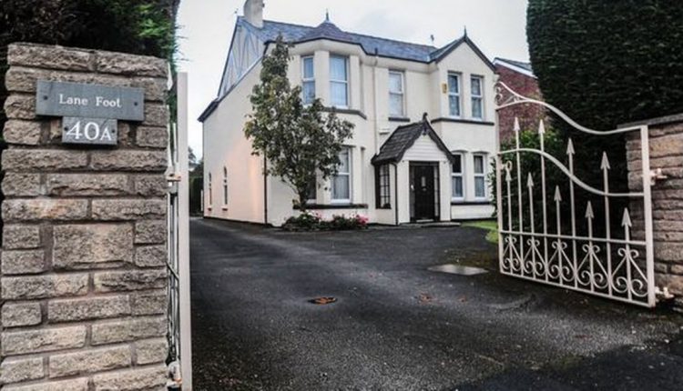 邻居们为车道门应该开着还是关着而争论不休，他们诉诸法庭