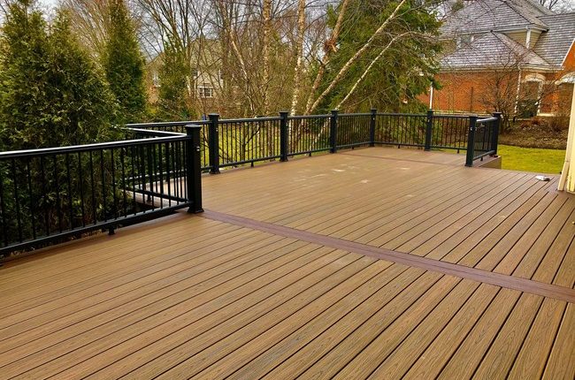 甲板:Trex香料朗姆酒配复古灯笼相框。栏杆:黑色Trex超越与Trex照明