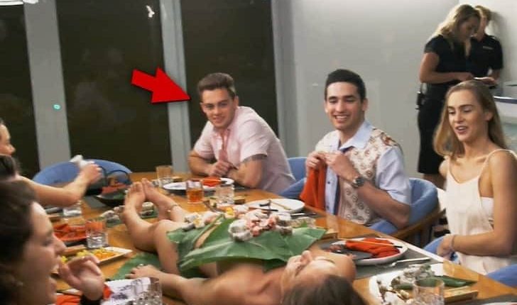 很抱歉在“甲板下”那一集里在模特旁边吃寿司