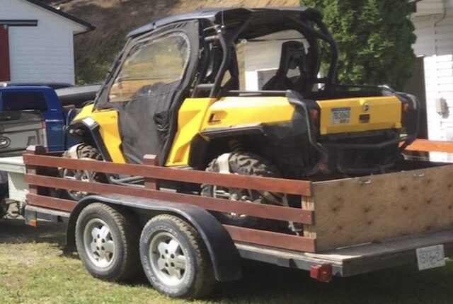 肩并肩的ATV偷车道在帕克斯湾-弗农新闻