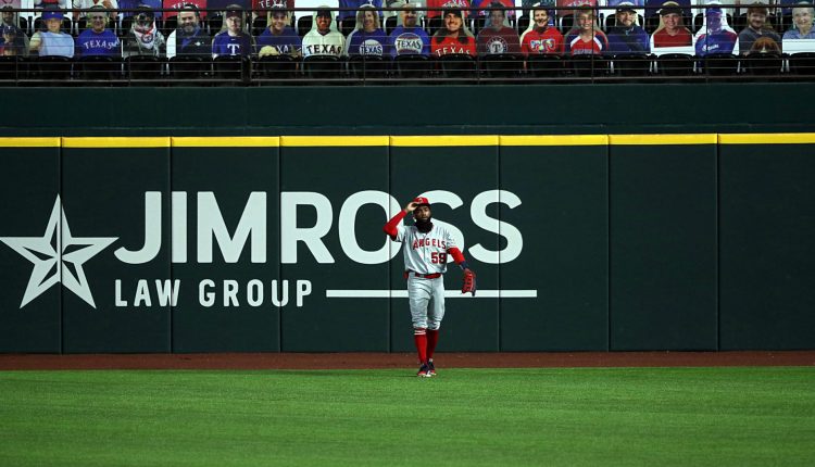 天使Rookie Jo Adell在栅栏上敲了一个球 - 用他的手套为四个基地错误