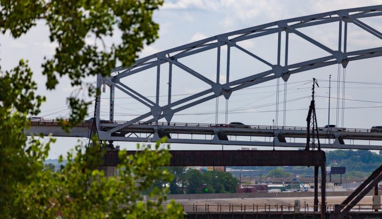 船员们将于本周末关闭部分巴克奥尼尔大桥进行甲板维修