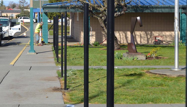 春假期间，海伦·哈勒小学周围竖起了一道新的围栏，以限制人们进入学校。(马修·纳什/奥林匹克半岛新闻集团)