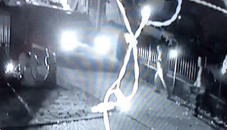 劫匪在湖景人驶出车道时向他开枪