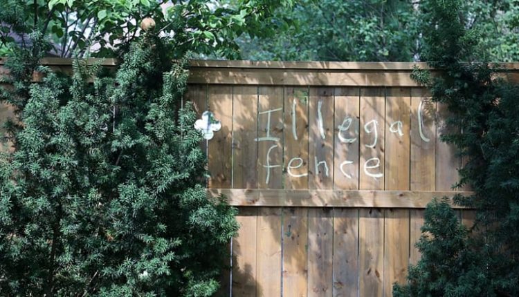 登达斯居民对封锁了一条公共小巷的栅栏感到愤怒