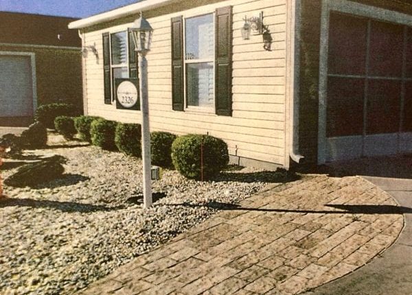 村民在购买别墅和符合要求的车道之后转变为社区标准