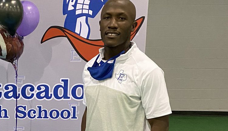 拉伯克足球教练发现他的车道上写着种族歧视