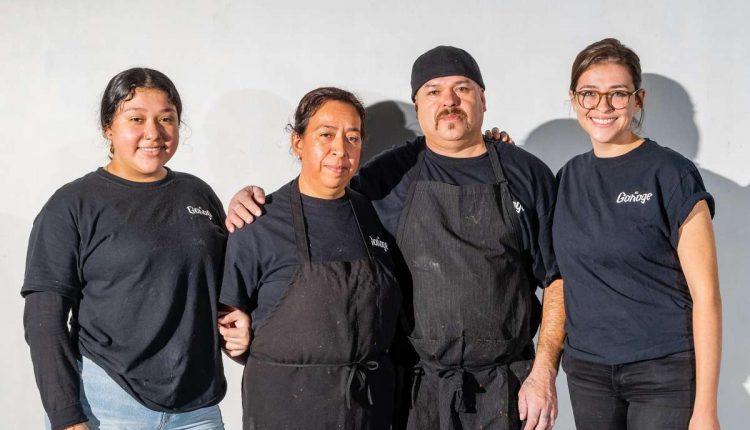 2020年10月17日，Jennifer Montano, Susana Montano, Martin Montano和Viviana Montano(左至右)在加州里士满的El Garage。