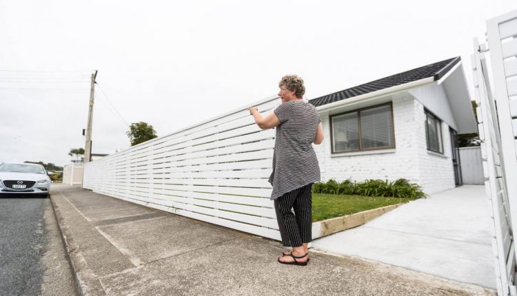 地区议会威胁对新普利茅斯房主的围栏采取法律行动