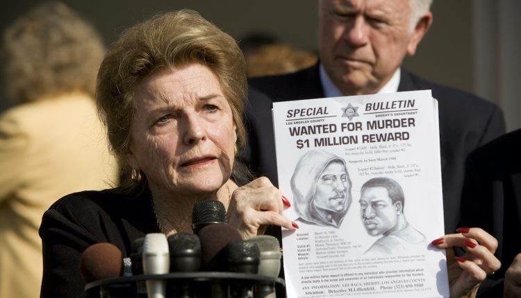 赛车传奇人物米奇·汤普森和他的妻子在他们的车道上被两个从未确认身份的陌生人残忍杀害