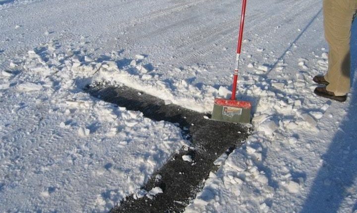 明尼苏达州公司的产品技巧从车道上刮冰