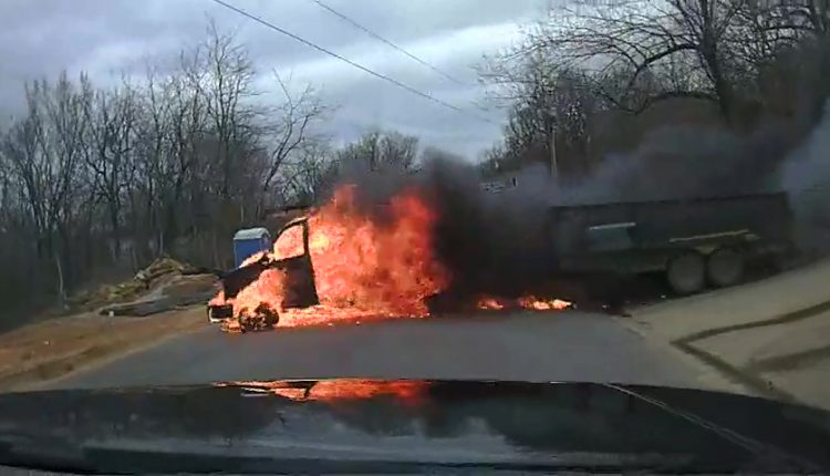 燃烧的货车驶过车道，穿过街道