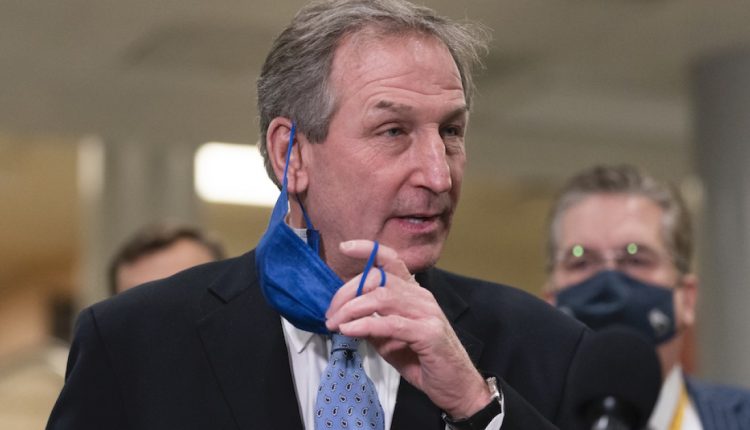 特朗普律师Michael Van der Veen的家庭破坏了，“叛徒”喷涂在车道上