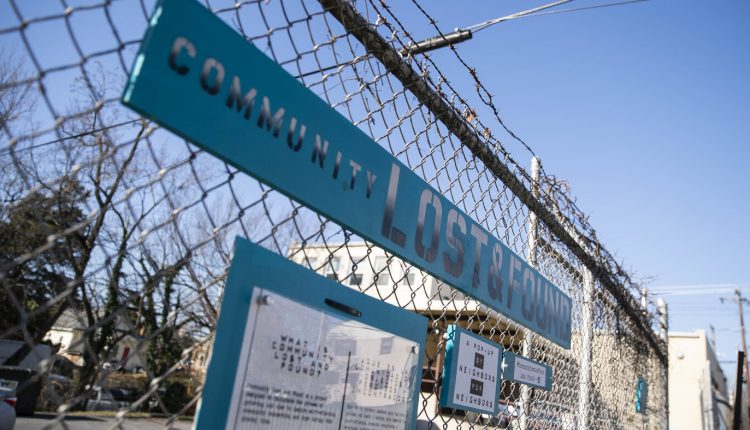 它曾经只是一个栅栏。据美国国家公共电台(NPR)报道，它成为了对2020年失物招领的致敬