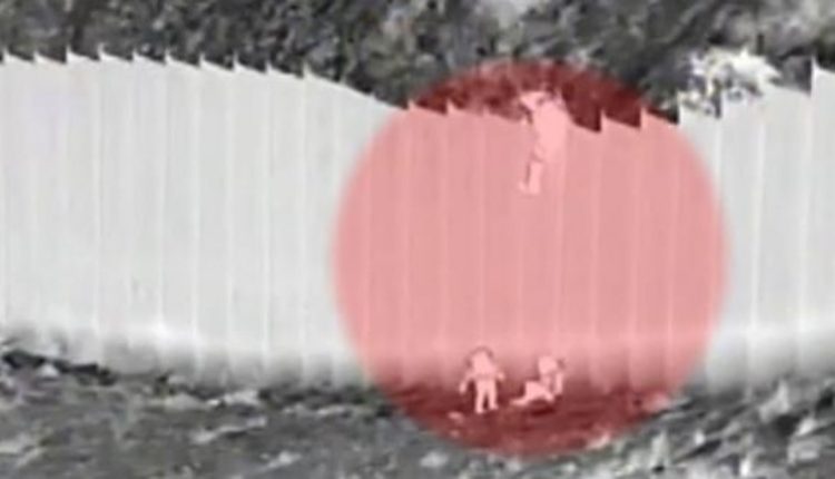 边境巡逻视频显示幼儿被丢弃了14英尺的边境围栏进入美国